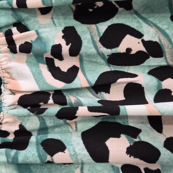 Nine West Long Sleeve Smocked Leopard Print Green Top Blouse Size Small - Picture 7 of 7